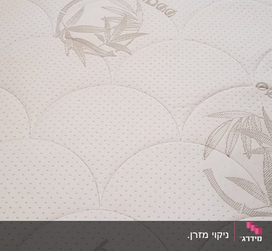 מזרן עם כיסוי במבוק ודוגמת עלים